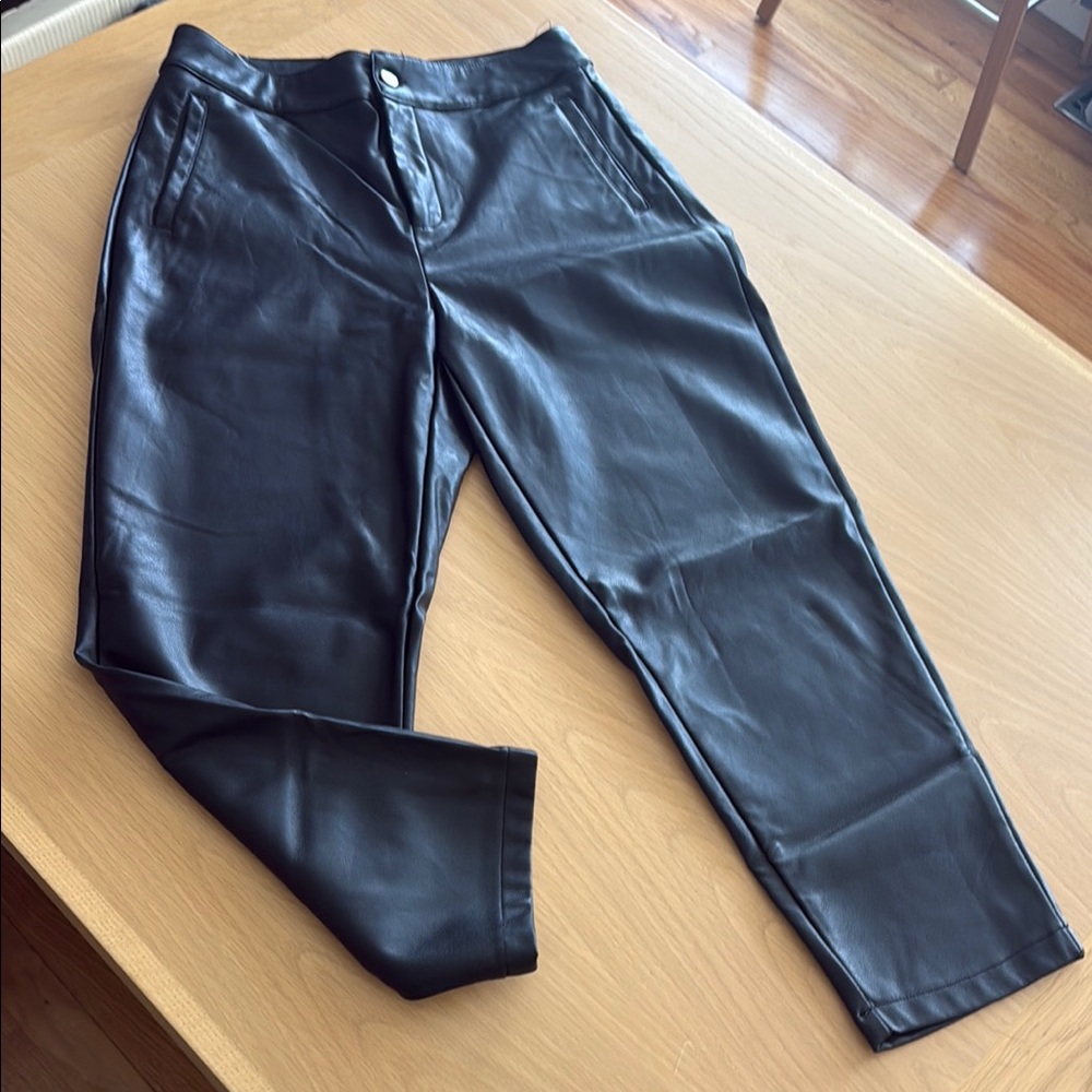 Sleek Black Straight Leg Pants with High-Waisted Design